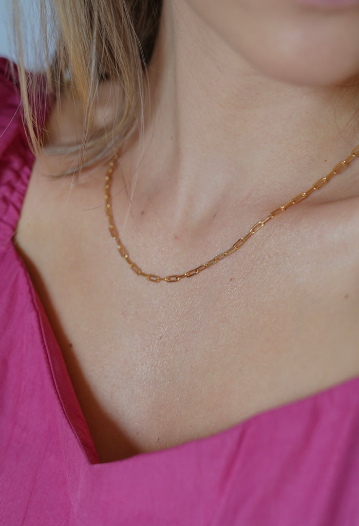 Chain 18K Gold plated .    Neck, meet bold link chain necklace. This is going to be fun. This chain have adjustable. Clip the extender clasp onto the last link of your fave necklace. get somo extra inches, easy.    50cm - 19''